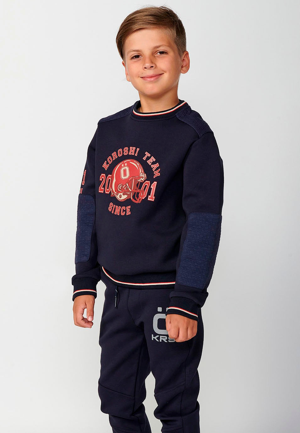 KORÖSHI. Sudadera con acabados en ribs y estampado delantero para niño de color navy.