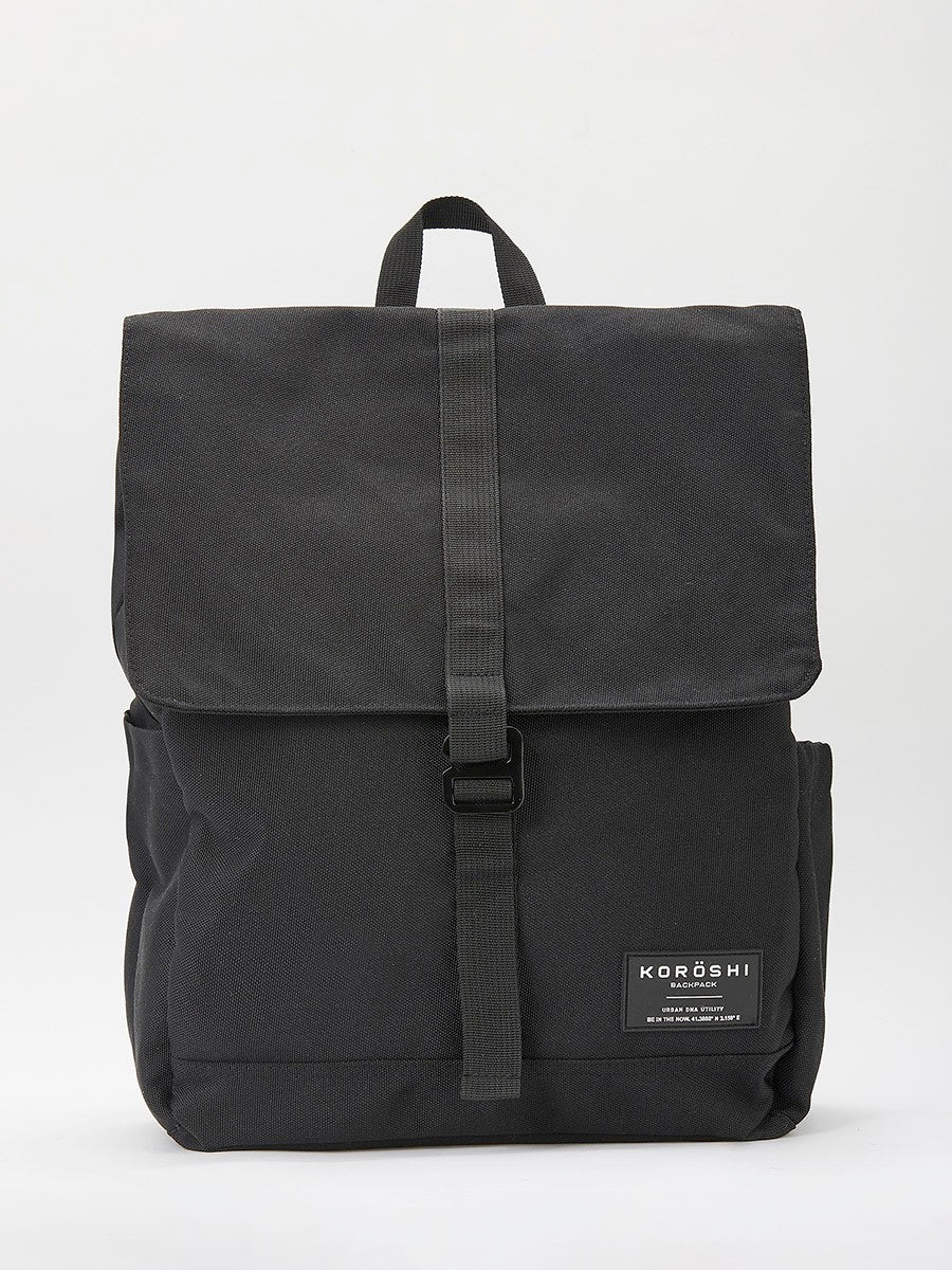 KORÖSHI. Mochila con Varios Bolsillos y Compartimentos con Cierre de Solapa en Color Negro.