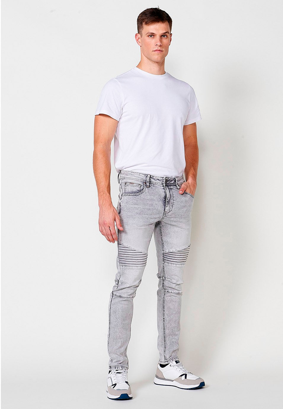KORÖSHI. Pantalón denim largo estilo Biker skinny fit con bolsillos con Detalles en las rodillas color Gris para Hombre.