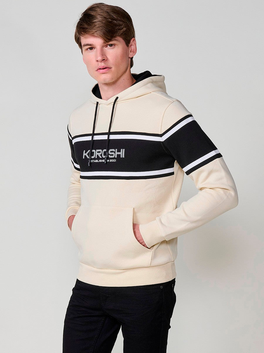 KORÖSHI. Sudadera de hombre en color crudo con capucha. Tejido mezcla de algodón y poliéster que ofrece comodidad, resistencia y un estilo urbano atemporal.