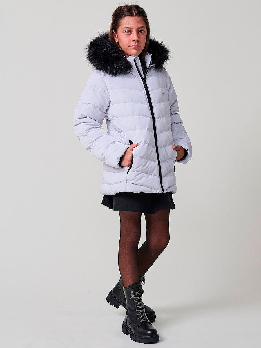 KORÖSHI. Chaqueta acolchada de niña en color gris perla, capucha desmontable con pelo sintético.