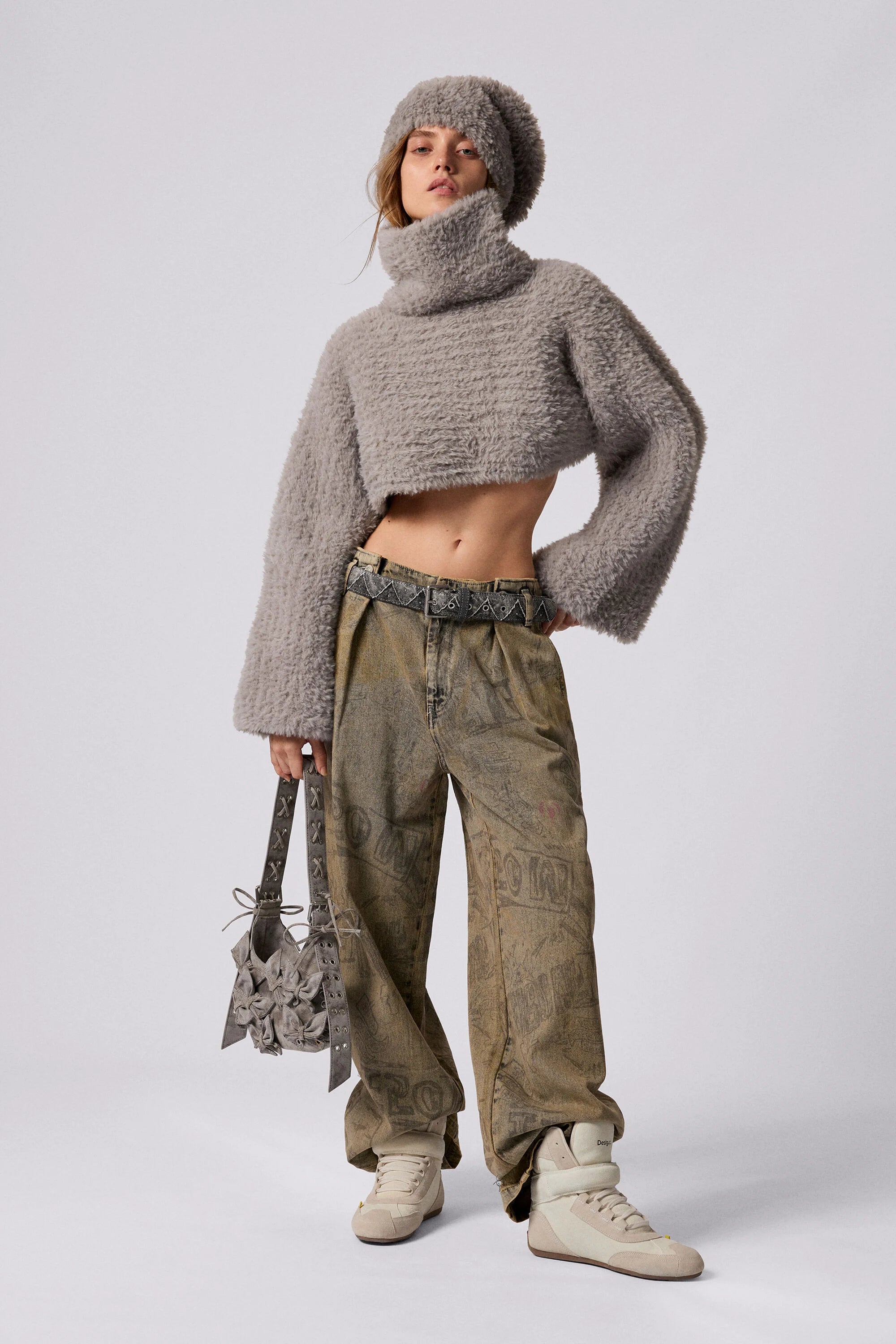 DESIGUAL. Pack jersey crop y gorro.