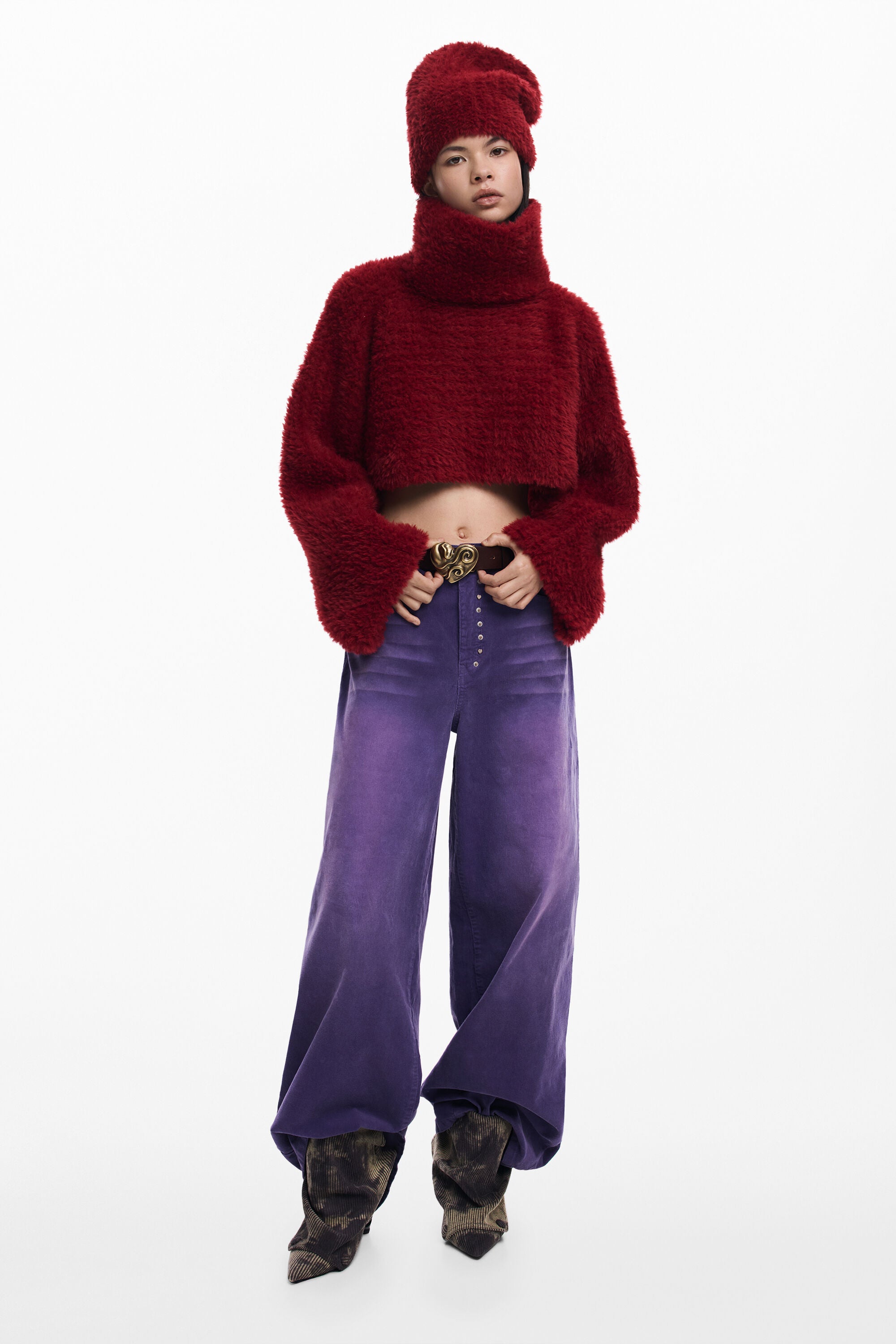 DESIGUAL. Pack jersey crop y gorro.