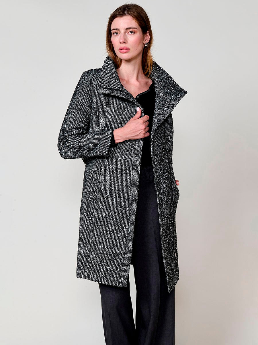 KORÖSHI. Abrigo largo de mujer en tejido moteado con cuello alto, forro efecto pelo.