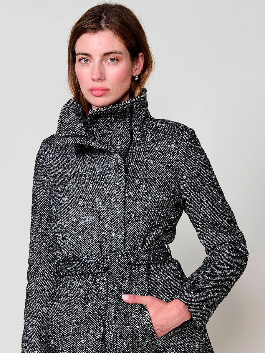 KORÖSHI. Abrigo largo de mujer en tejido moteado con cuello alto, forro efecto pelo.