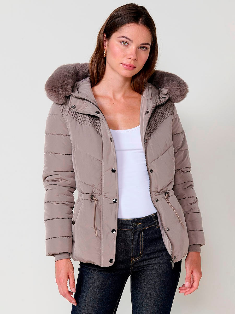 KORÖSHI. Chaqueta acolchada de mujer en color beige, cuello alto, capucha extraíble con cremallera y detalles de pelo desmontables. Forro liso al tono y puños de canalé.