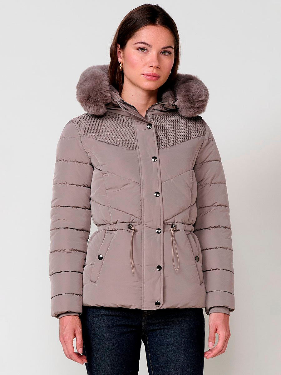 KORÖSHI. Chaqueta acolchada de mujer en color beige, cuello alto, capucha extraíble con cremallera y detalles de pelo desmontables. Forro liso al tono y puños de canalé.