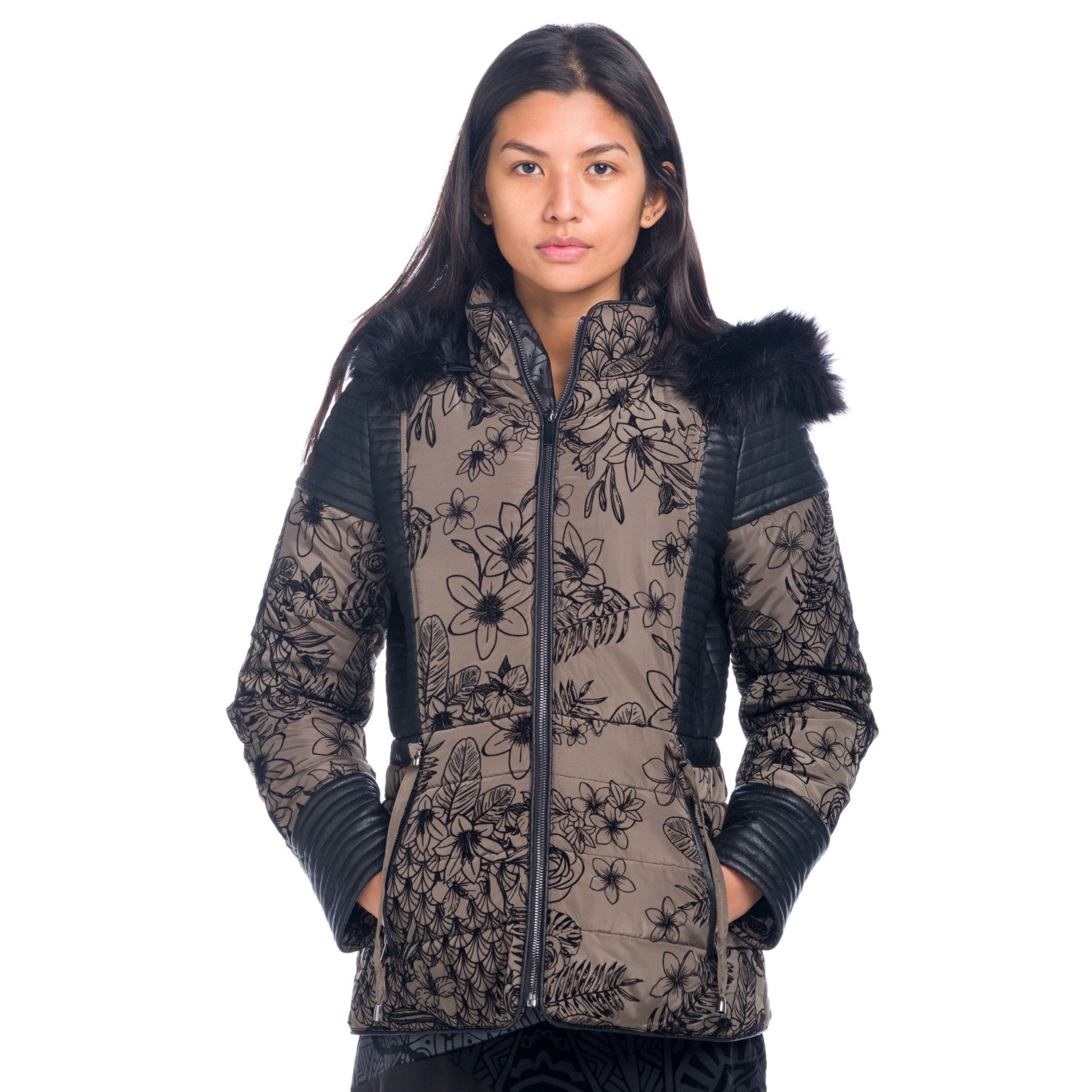 KORÖSHI. Chaqueta acolchada con capucha.