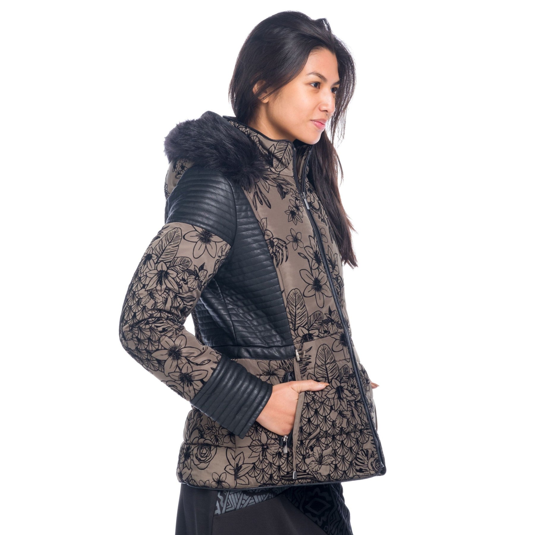 KORÖSHI. Chaqueta acolchada con capucha.