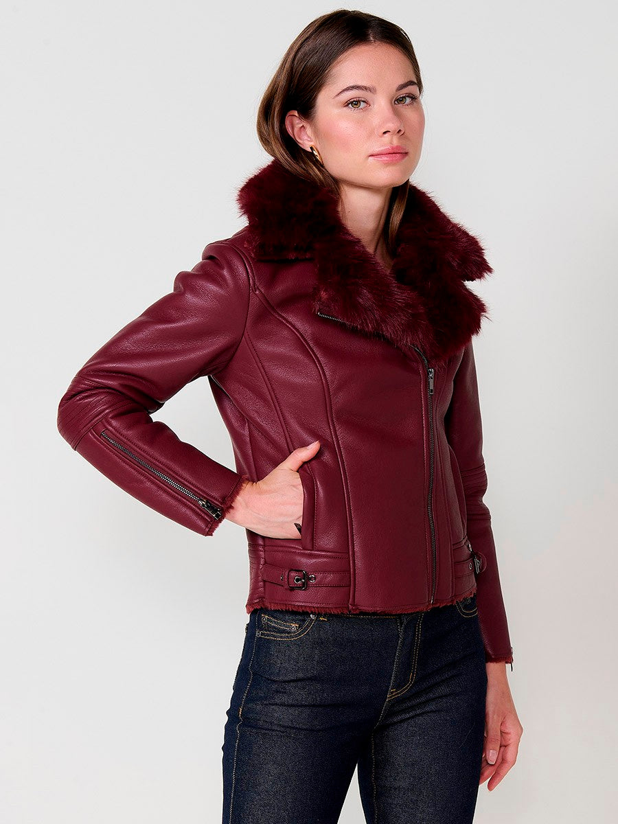 KORÖSHI. Chaqueta cruzada de mujer en color granate con cuello de pelo desmontable, una prenda elegante y versátil.