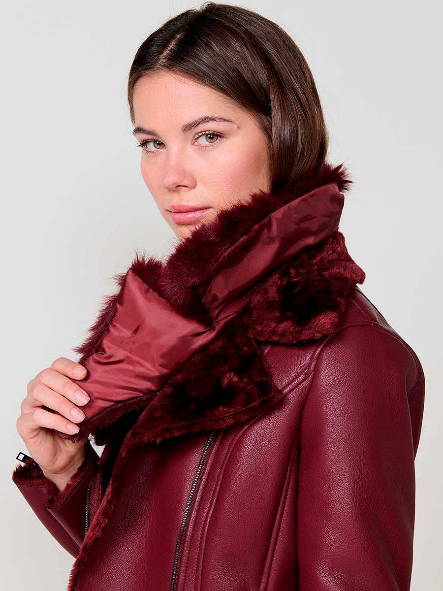 KORÖSHI. Chaqueta cruzada de mujer en color granate con cuello de pelo desmontable, una prenda elegante y versátil.