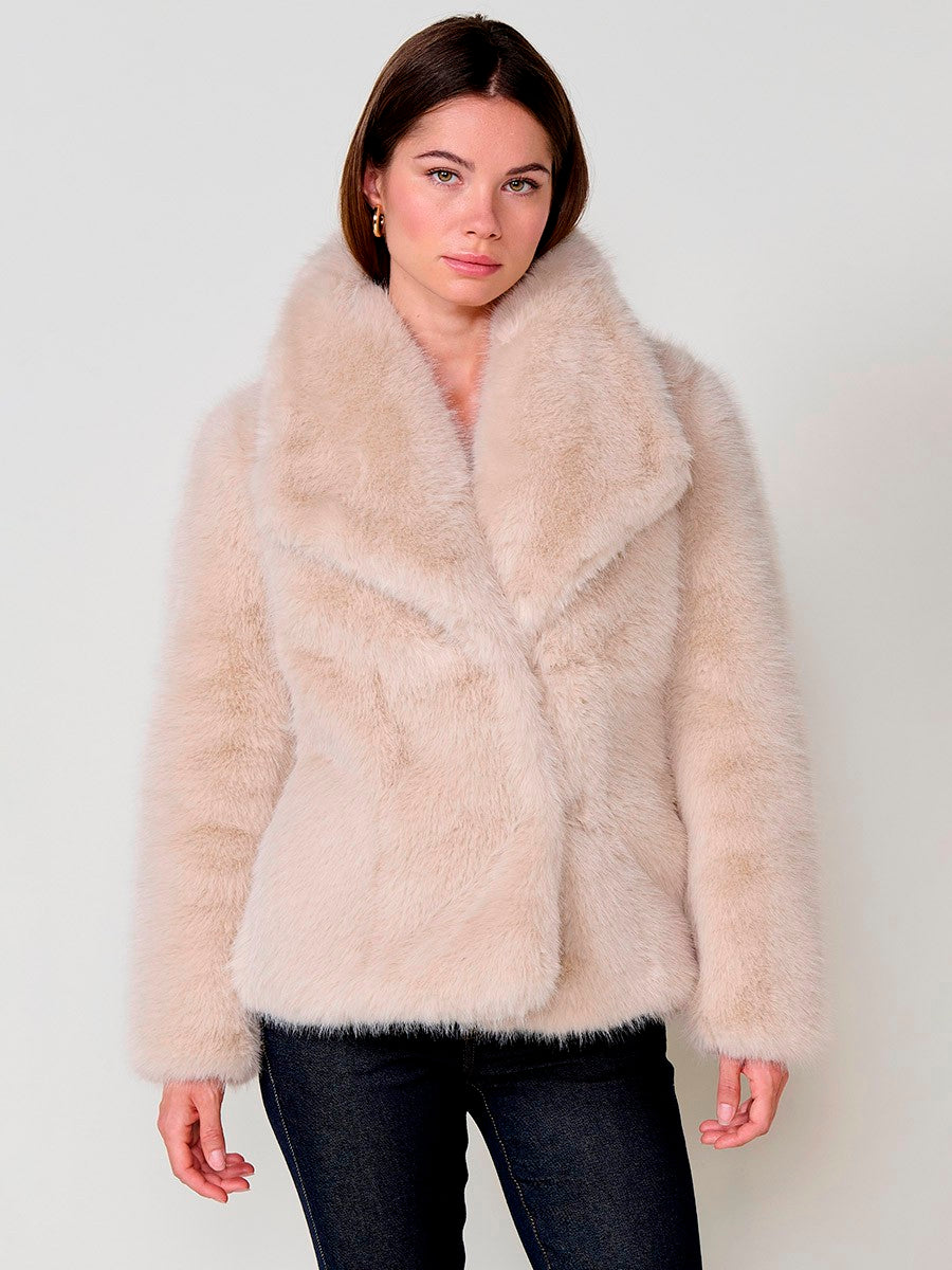 KORÖSHI. Chaqueta de mujer efecto pelo en color crudo, cuello solapa, botones ocultos.