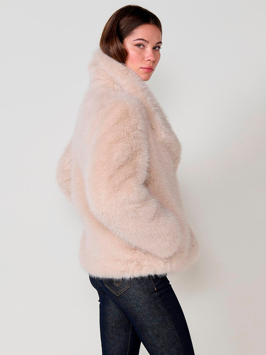 KORÖSHI. Chaqueta de mujer efecto pelo en color crudo, cuello solapa, botones ocultos.