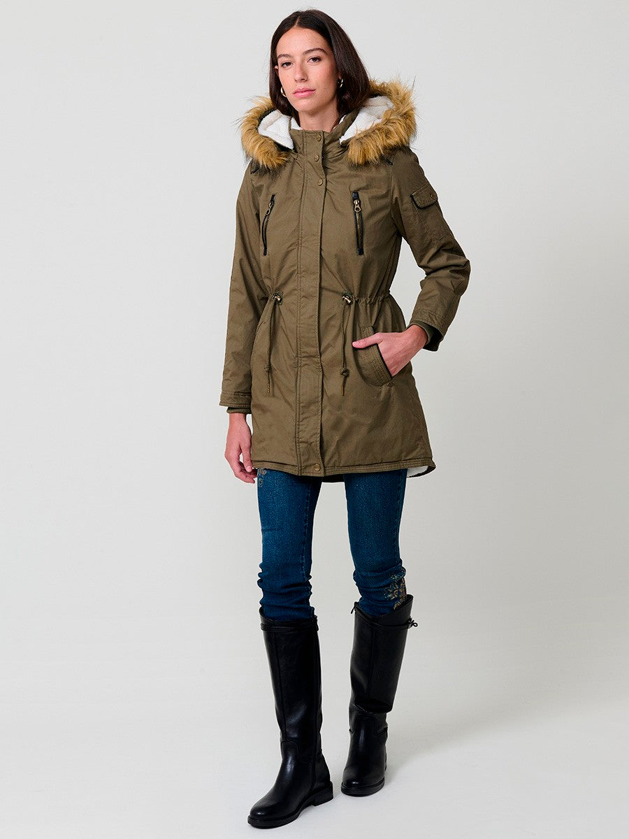 KORÖSHI. Parka acolchada de mujer en color kaki efecto lavado, cuello alto, capucha extraíble y forro efecto pelo.