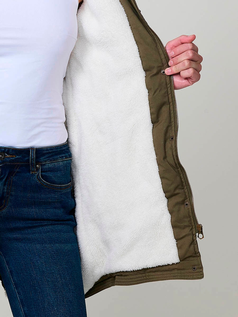 KORÖSHI. Parka acolchada de mujer en color kaki efecto lavado, cuello alto, capucha extraíble y forro efecto pelo.