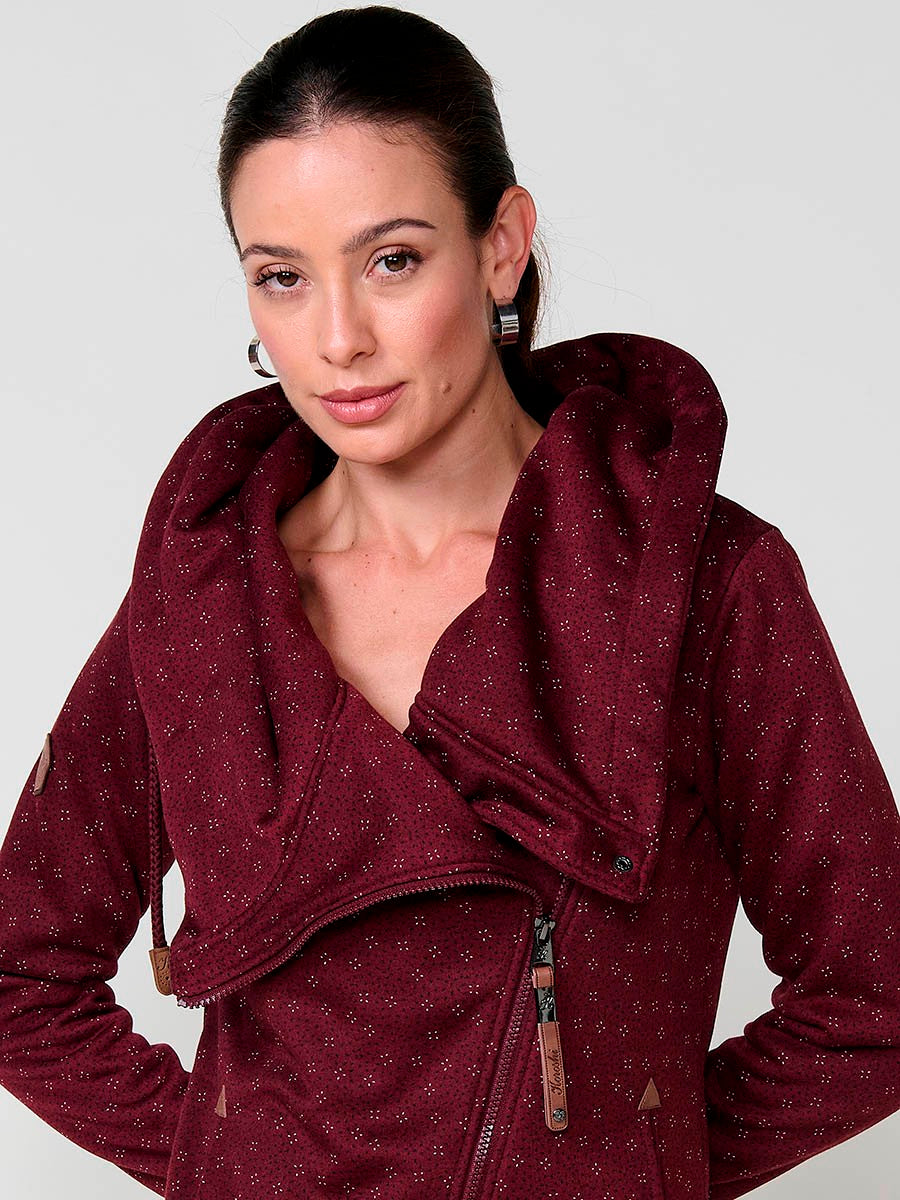 KORÖSHI. Sudadera abierta de mujer con capucha en color granate, tejido doble cara felpa estampada y polar interior, cremallera diagonal con tirador negro Koröshi.