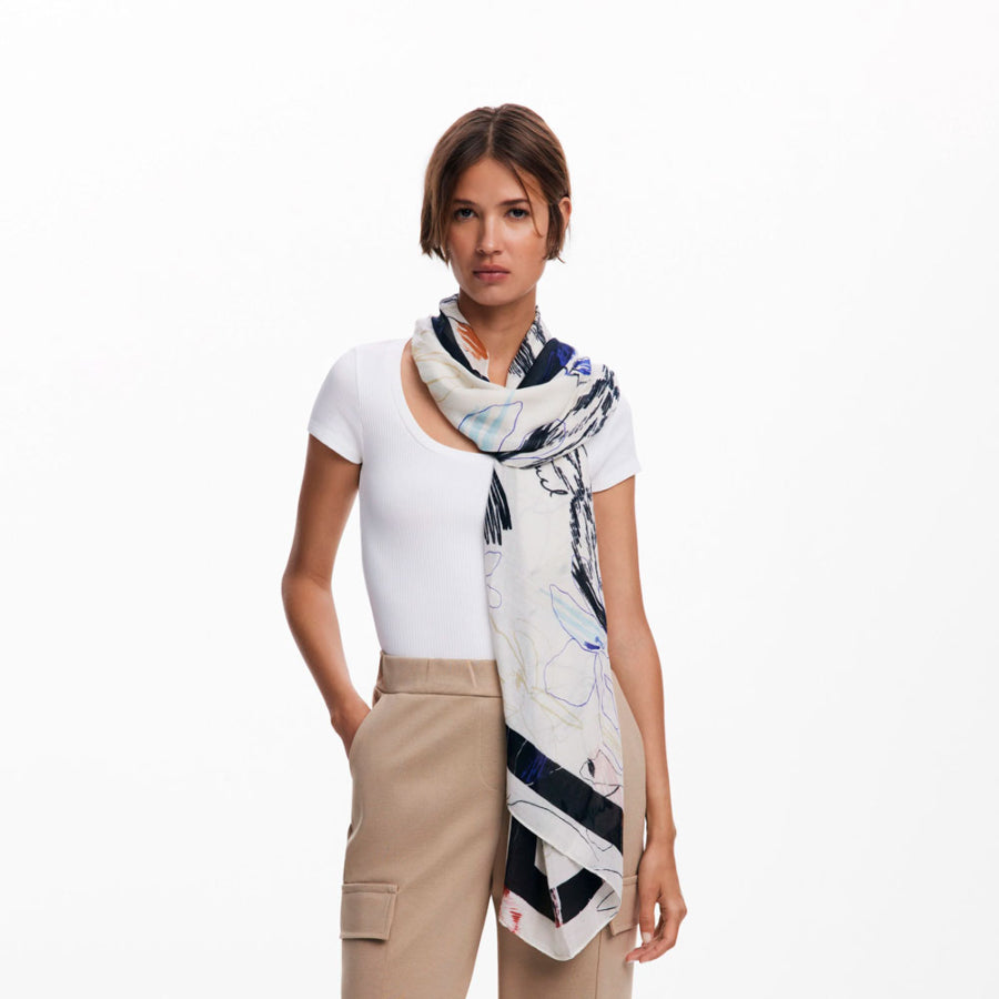 DESIGUAL. Pañuelo rectangular trazos.