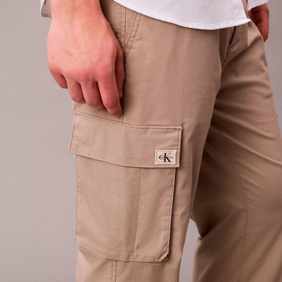 CALVIN KLEIN. Pantalones cargo skinny de ripstop.